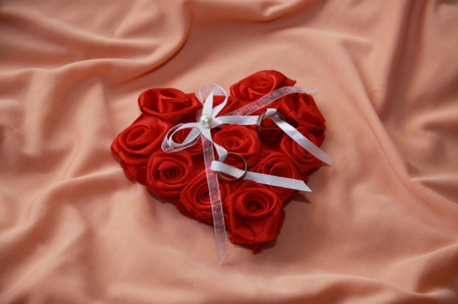 Свадебная подушка для колец «Лола» красная