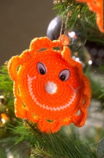 Новогодние ёлочные украшения «Снежинки» ручной работы оранжевые набор 3 штуки
