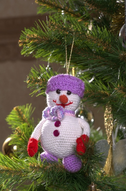 Новогодняя ёлочная игрушка «Снеговик» ручной работы фиолетовый