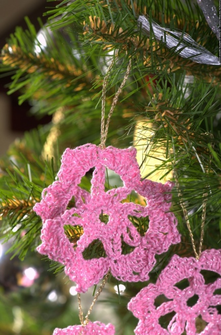 Новогодние ёлочные украшения «Снежинки» ручной работы розовые набор 3 штуки