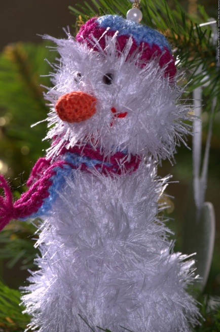Новогодняя ёлочная игрушка «Снеговик» ручной работы пушистый фиолетовый