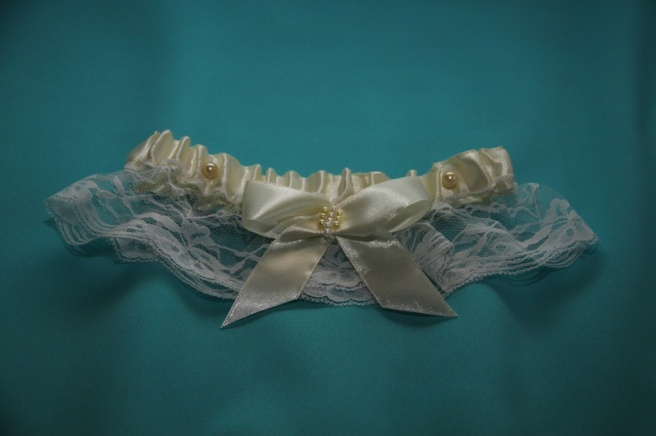 Свадебная подвязка невесты «Очарование» бледно-желтая