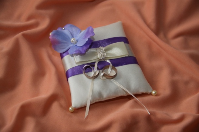 Свадебная подушка для колец «Мемория» фиолетовая