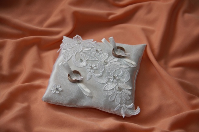 Свадебная подушка для колец «Лейла» белая