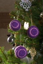 Новогодние ёлочные шары «Завиток» ручной работы темно-фиолетовые набор 3 штуки