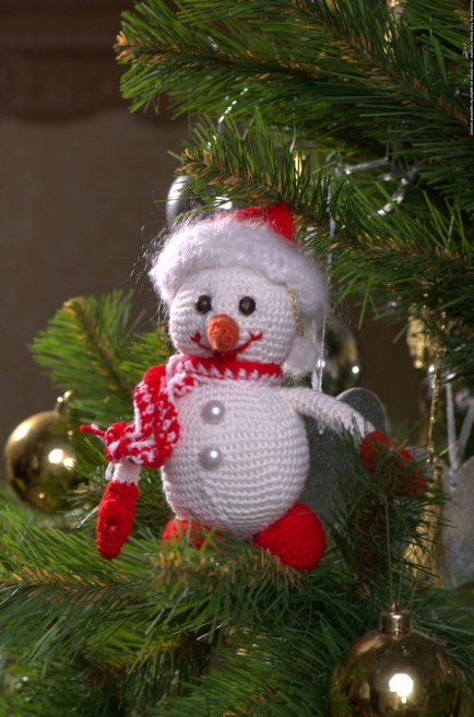 Новогодняя ёлочная игрушка «Снеговик» ручной работы красный