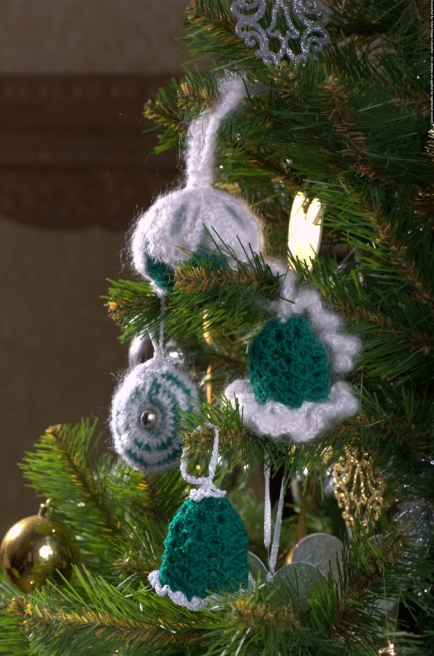 Новогодние ёлочные шары «Колокольчик 13» ручной работы темно-зеленые набор 4 предметов
