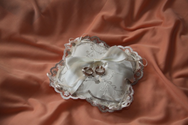 Свадебная подушка для колец «Касандра» белая