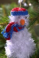 Новогодняя ёлочная игрушка «Снеговик» ручной работы пушистый синий