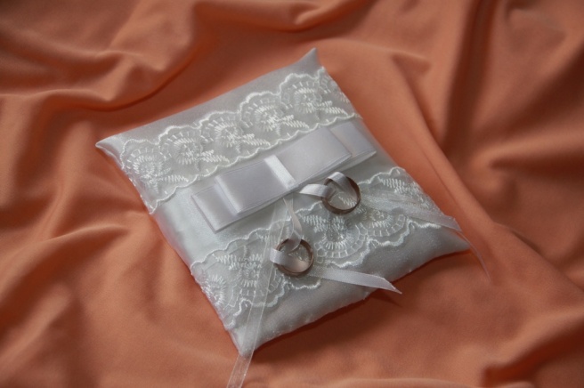Свадебная подушка для колец «Хелена» белая